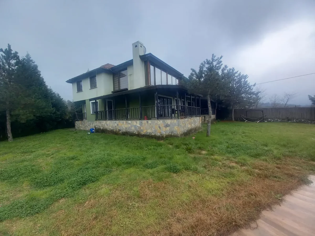 Sapanca Uzunkum’da bahçeli müstakil villa